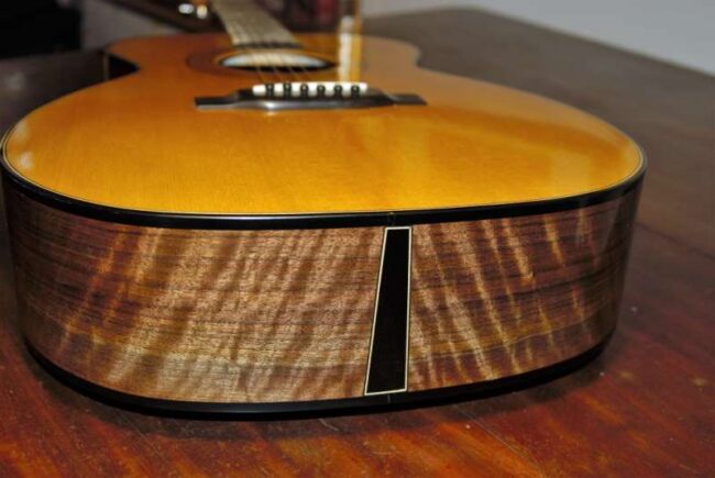 chitarra acustica di liuteria in noce