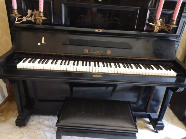 due pianoforti verticali uno marca lubitz berlino e l’altro erard