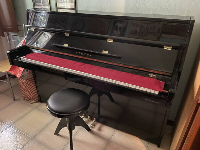 pianoforte a muro della yamaha in ottimo stato