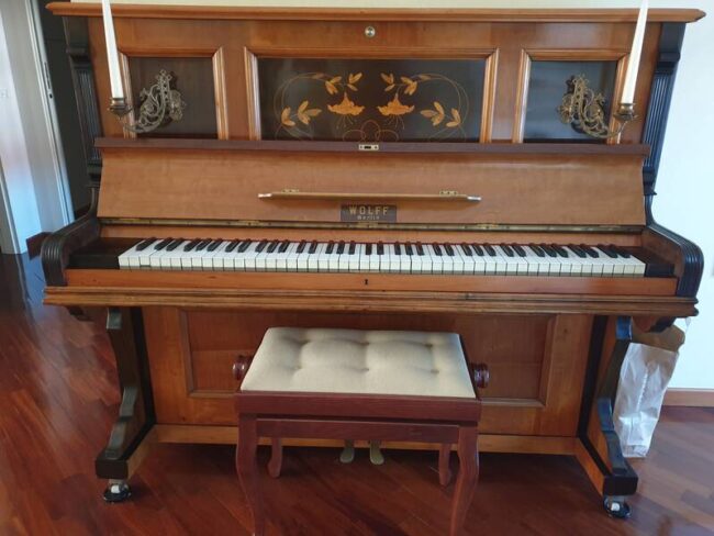 pianoforte wolff a parete