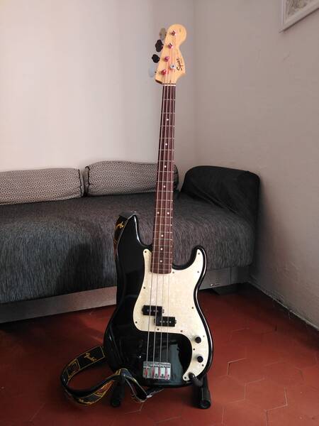 basso elettrico squier by fender 4 corde