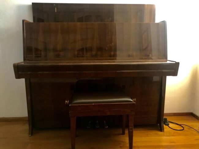 pianoforte verticale petrof