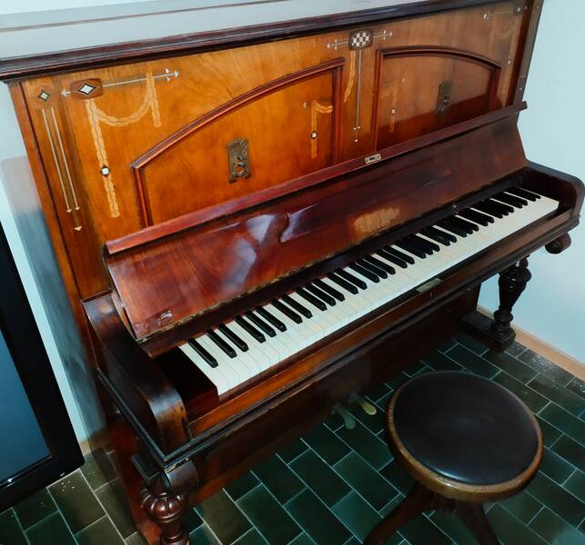 pianoforte verticale d'epoca con tasti in avorio