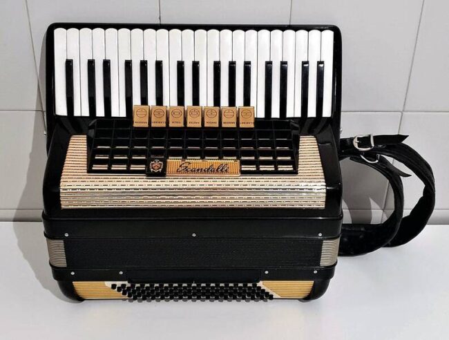 splendida fisarmonica scandalli nera 80 bassi revisionata fine anni 50