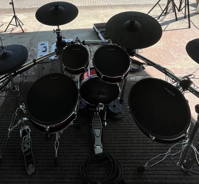 alesis strike kit + crash extra
