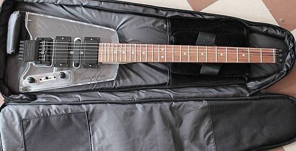 liuteria del conte - chitarra elettrica stile steinberger in plexiglass