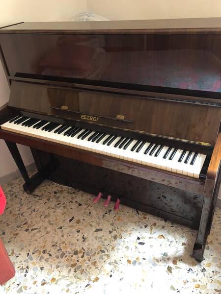 pianoforte verticale petrof