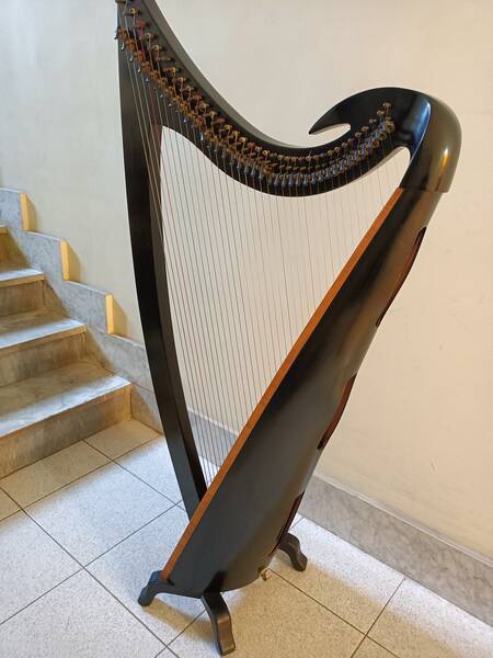 arpa celtica con leve – 37 corde - 5 ottave