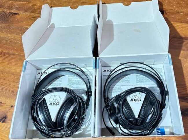 coppia di cuffie da studio akg k271