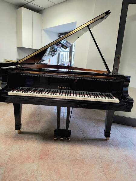 pianoforte yamaha c5 e seminuovo con trasporto e panca inclusi