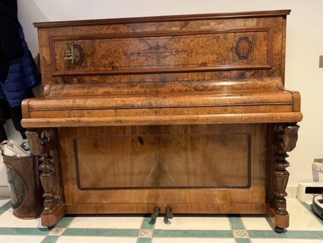 pianoforte verticale hermann in pregiata radica di noce