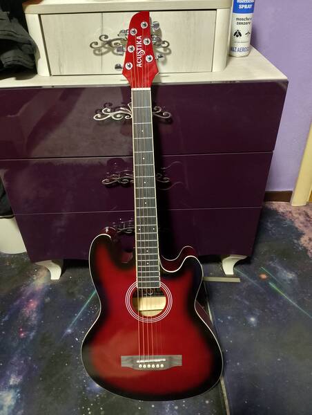 chitarra a sei corde amplificata