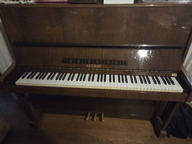 pianoforte verticale petrof noce lucido