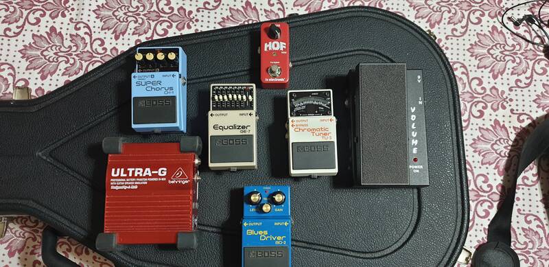 vendo in blocco o sfusi effetti ed accessori per chitarra elettrica
