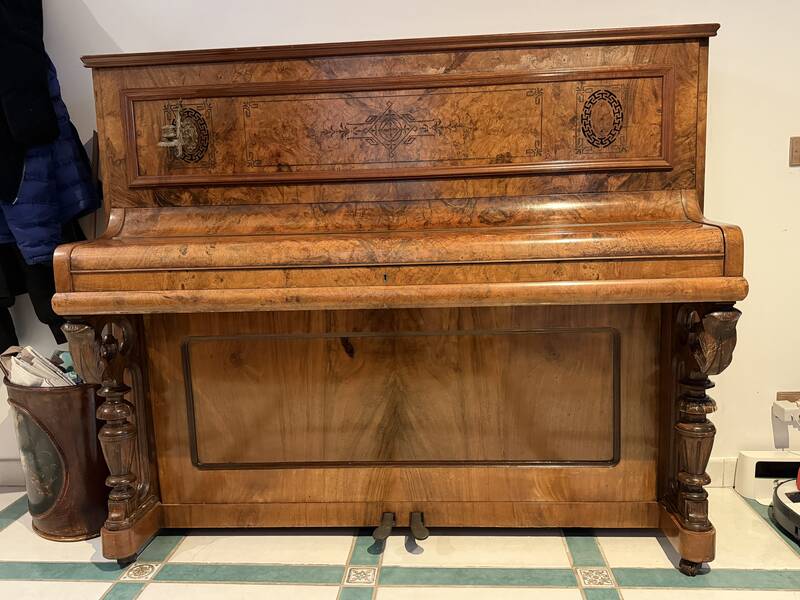 pianoforte verticale hermann in pregiata radica di noce