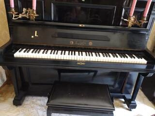 due pianoforti verticali uno marca lubitz berlino e l’altro erard