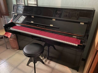 pianoforte a muro della yamaha in ottimo stato