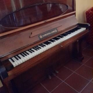 pianoforte verticale a giorno