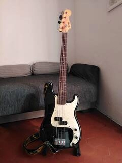 basso elettrico squier by fender 4 corde