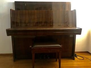 pianoforte verticale petrof