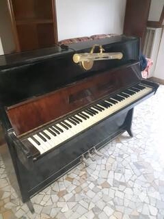 pianoforte verticale petrof