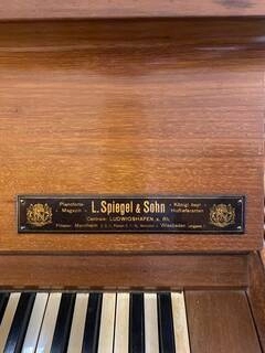 pianoforte verticale spiegel & sohn con sgabello
