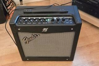 vendesi amplificatore fender mustang 1