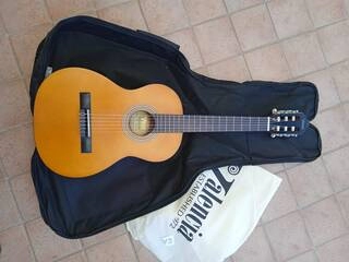 vendo chitarra classica tre quarti valencia vc201tbu 1/4 nuova