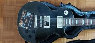 chitarra elettrica con amplificatore