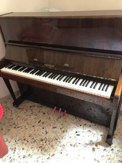 pianoforte verticale petrof