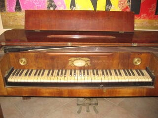 pianoforte tavolo del sec xix di valentino debenedetti novara