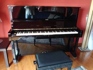 pianoforte verticale yamaha nero con sgabello