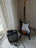 kit-fender-stratocaster-squier--amplificatore-fender