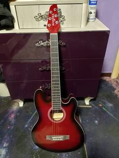 chitarra a sei corde amplificata