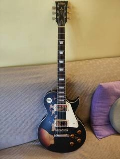 vintage v100 icone black over sunburst